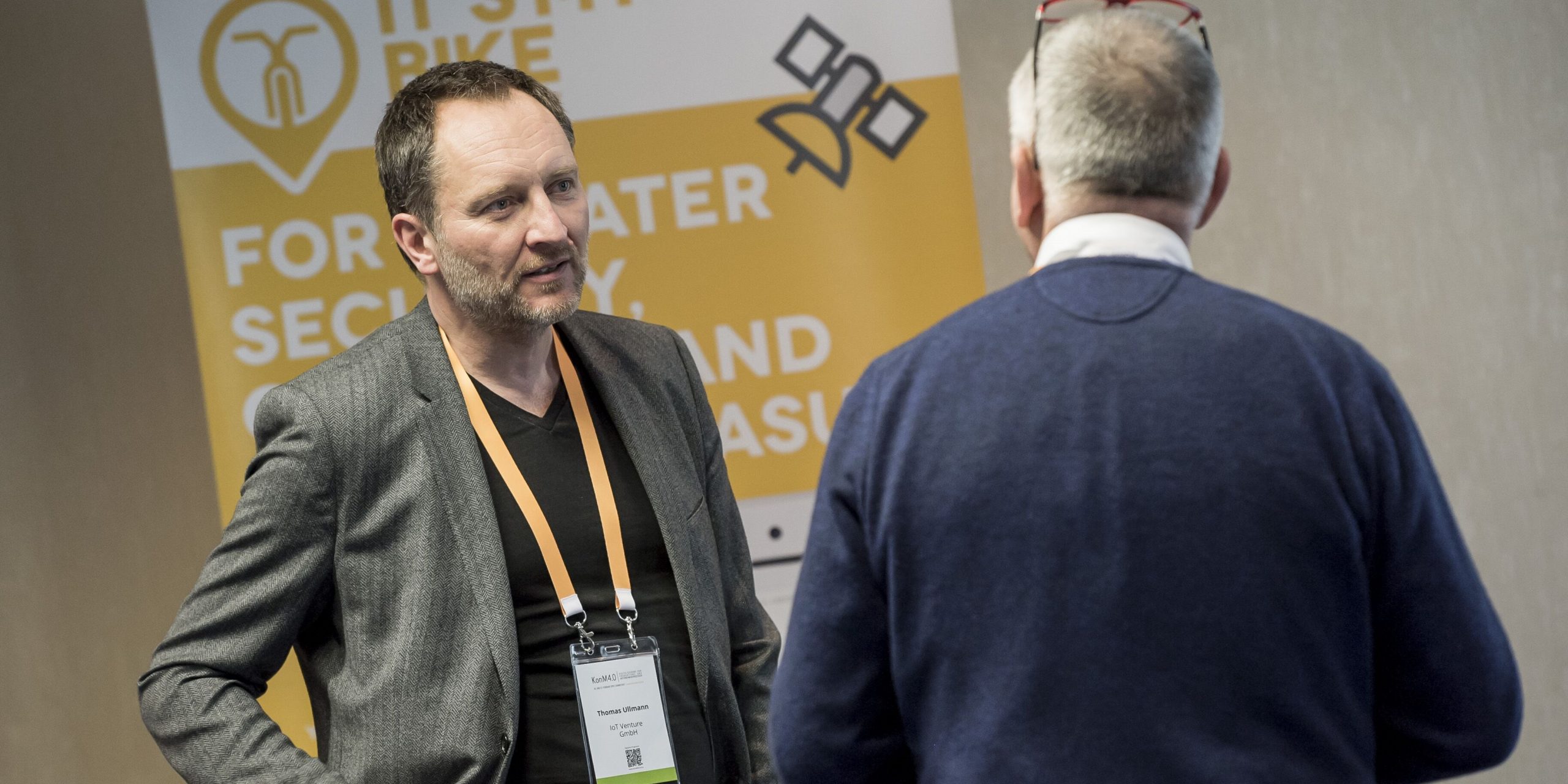 Thomas Ullmann vor einem IT'S MY BIKE Rollup