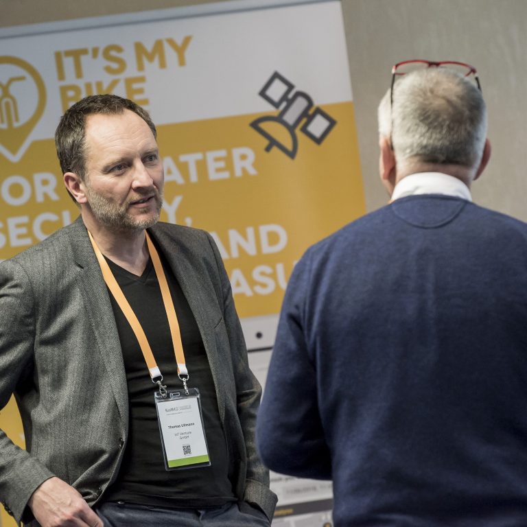 Thomas Ullmann vor einem IT'S MY BIKE Rollup