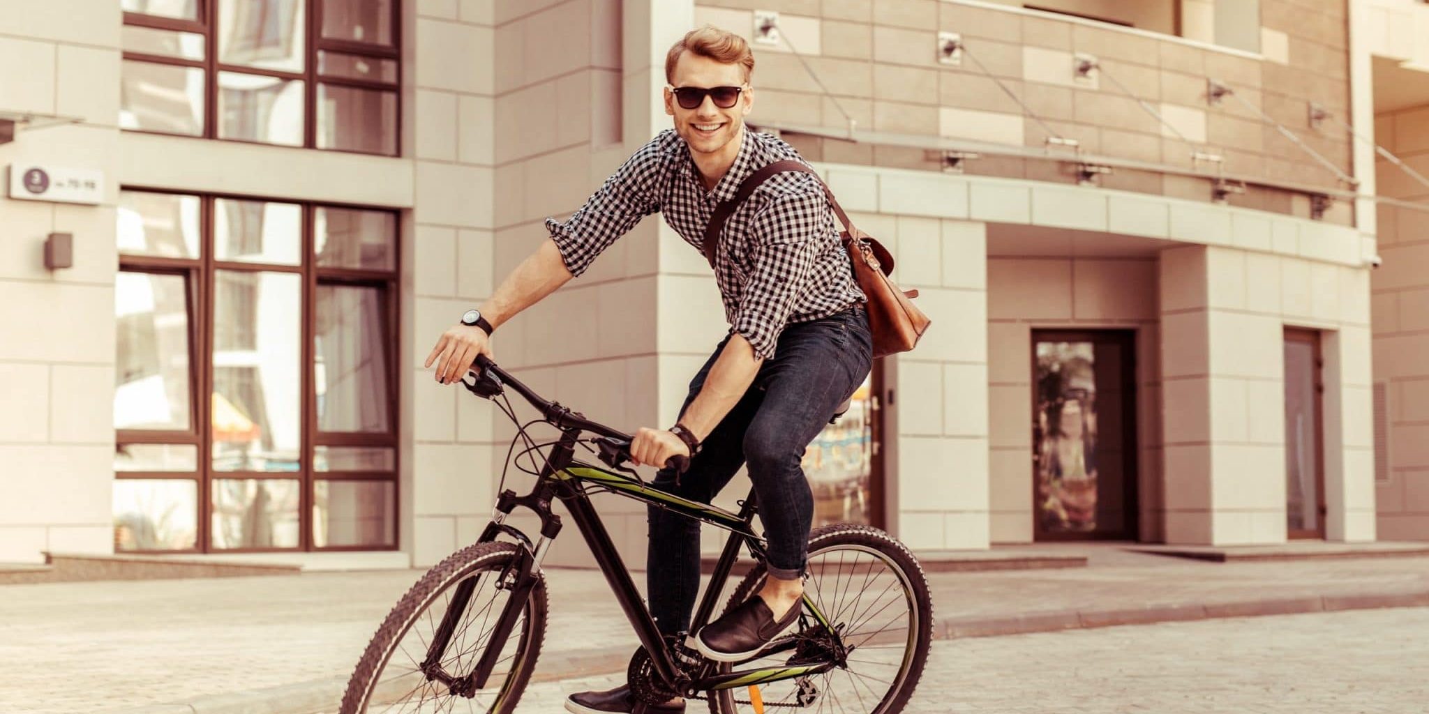 Mann lächelnd auf einem Fahrrad