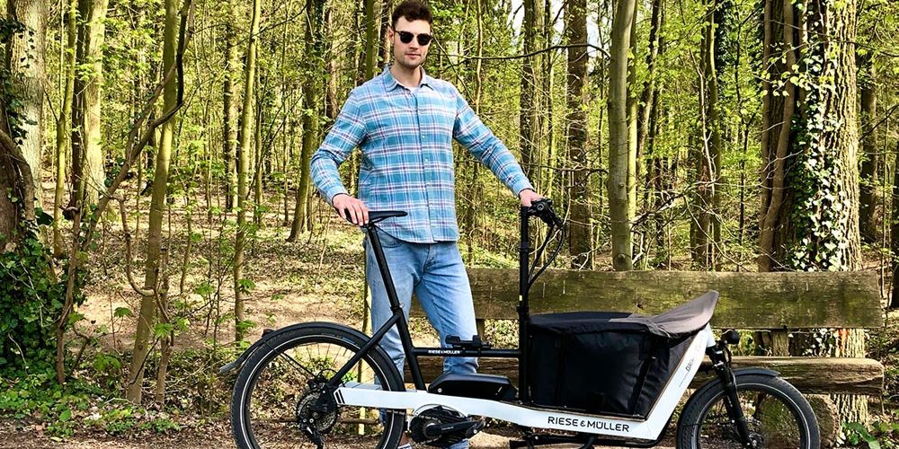 Mann mit Riese & Müller Lastenrad