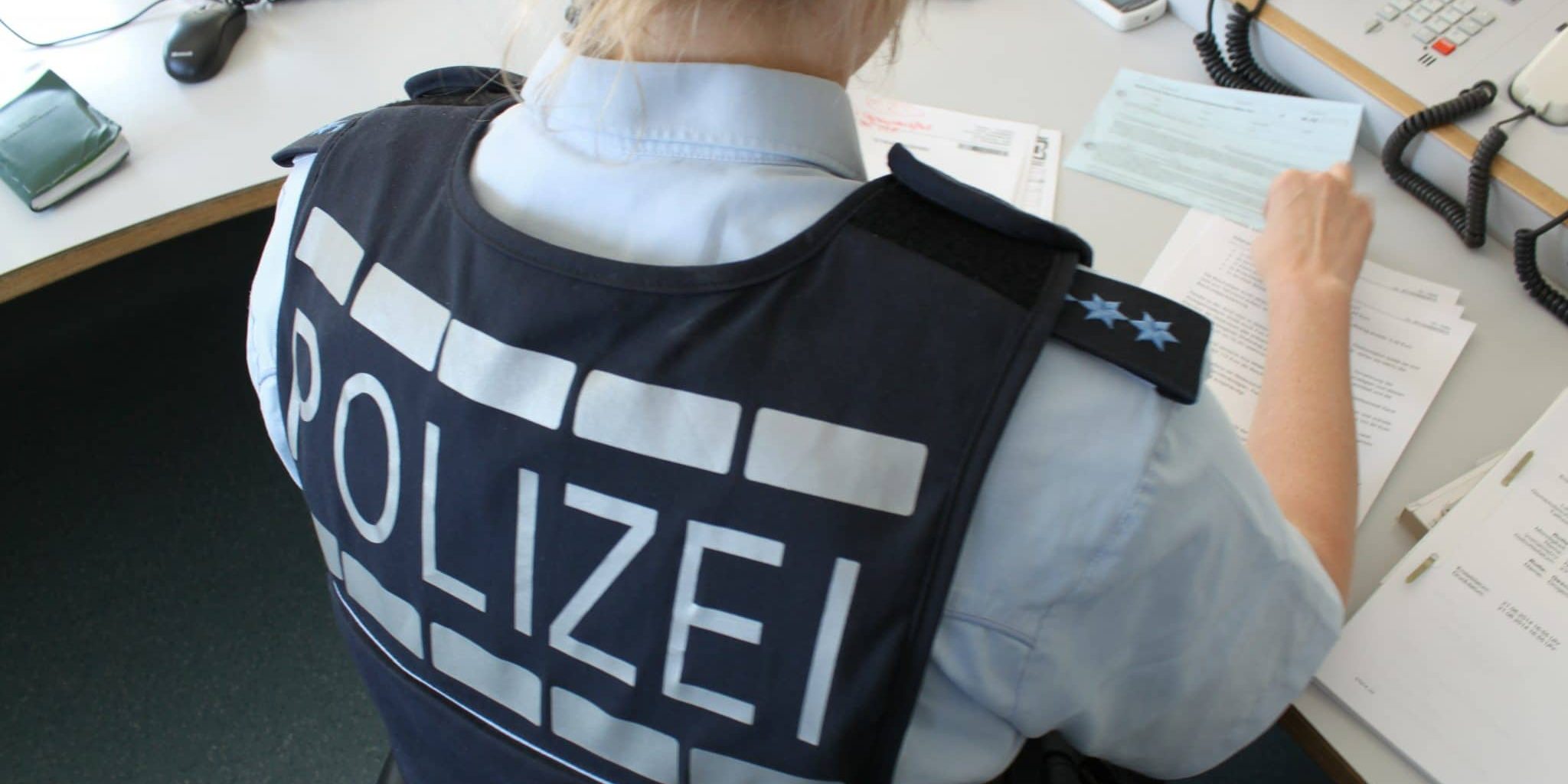 Polizeibeamtin im Büro