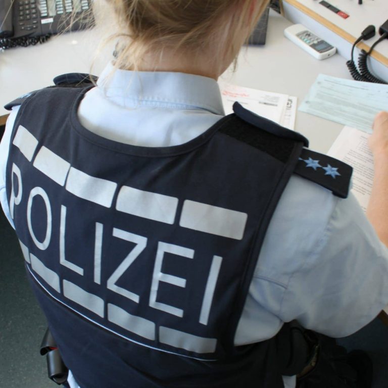 Polizeibeamtin im Büro