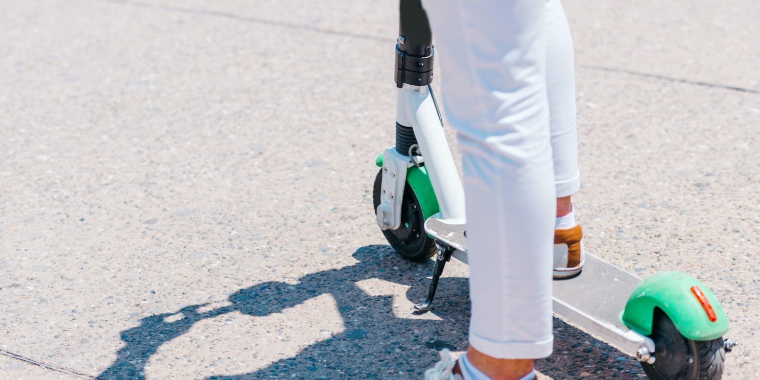 Person auf einem Elektro-Roller