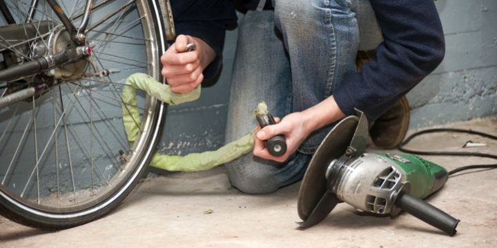 Dieb durchschneidet Fahrradschloss mit Flex