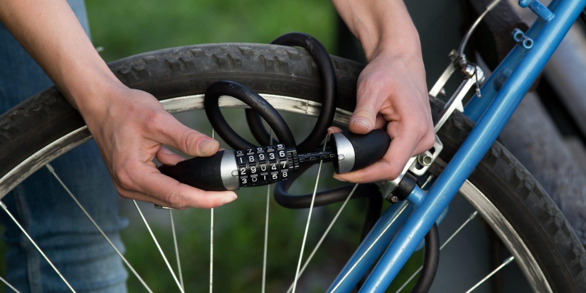 Person schließt Fahrrad mit Code-Fahrradschloss an