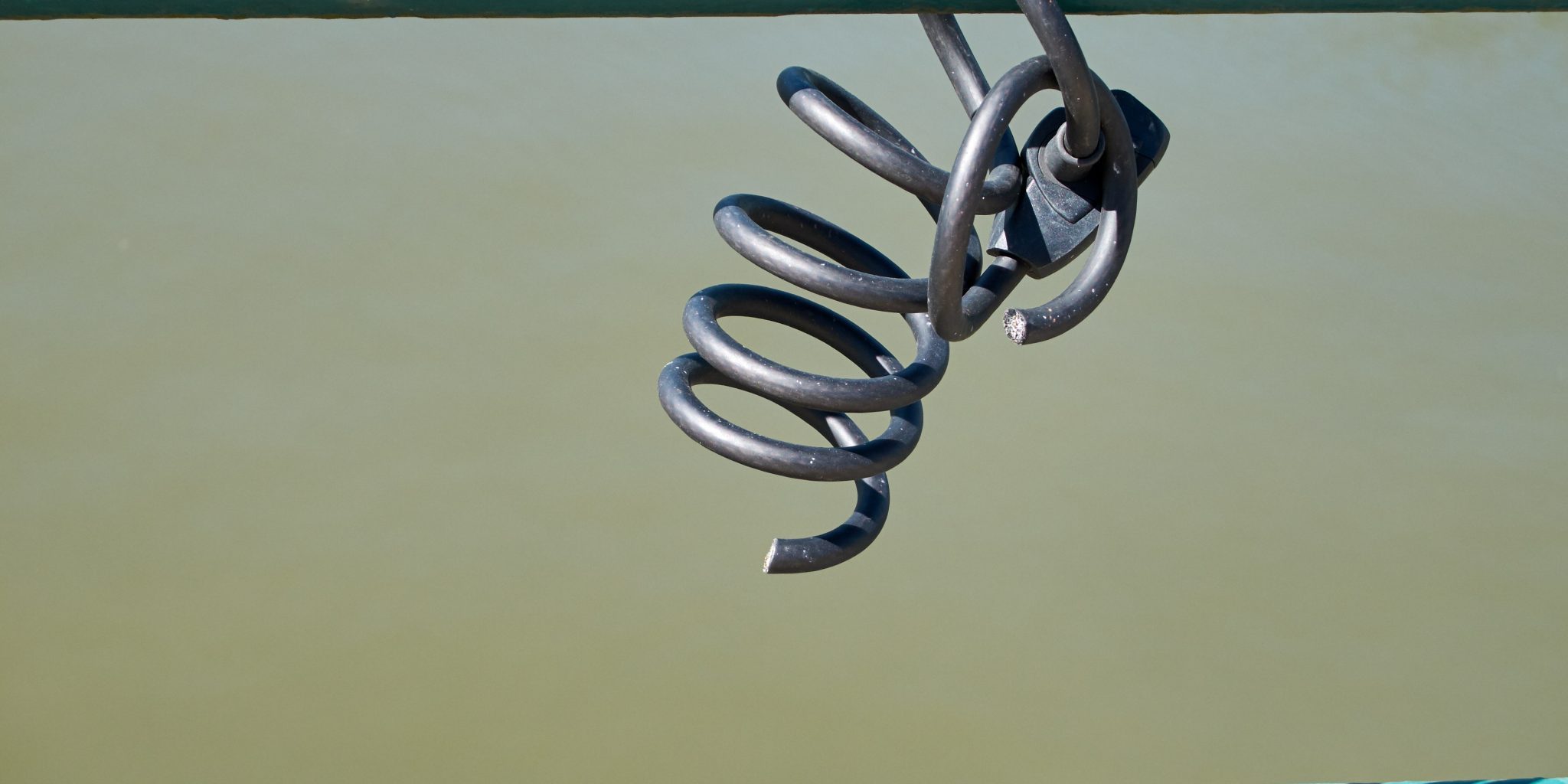 geknacktes Fahrradschloss hängt an Zaun, Fahrrad geklaut