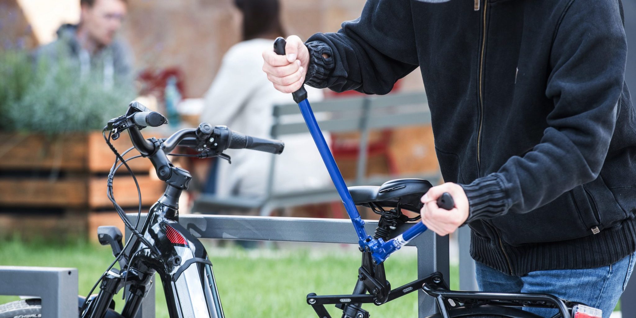 Dieb klaut Fahrrad vor einem Café