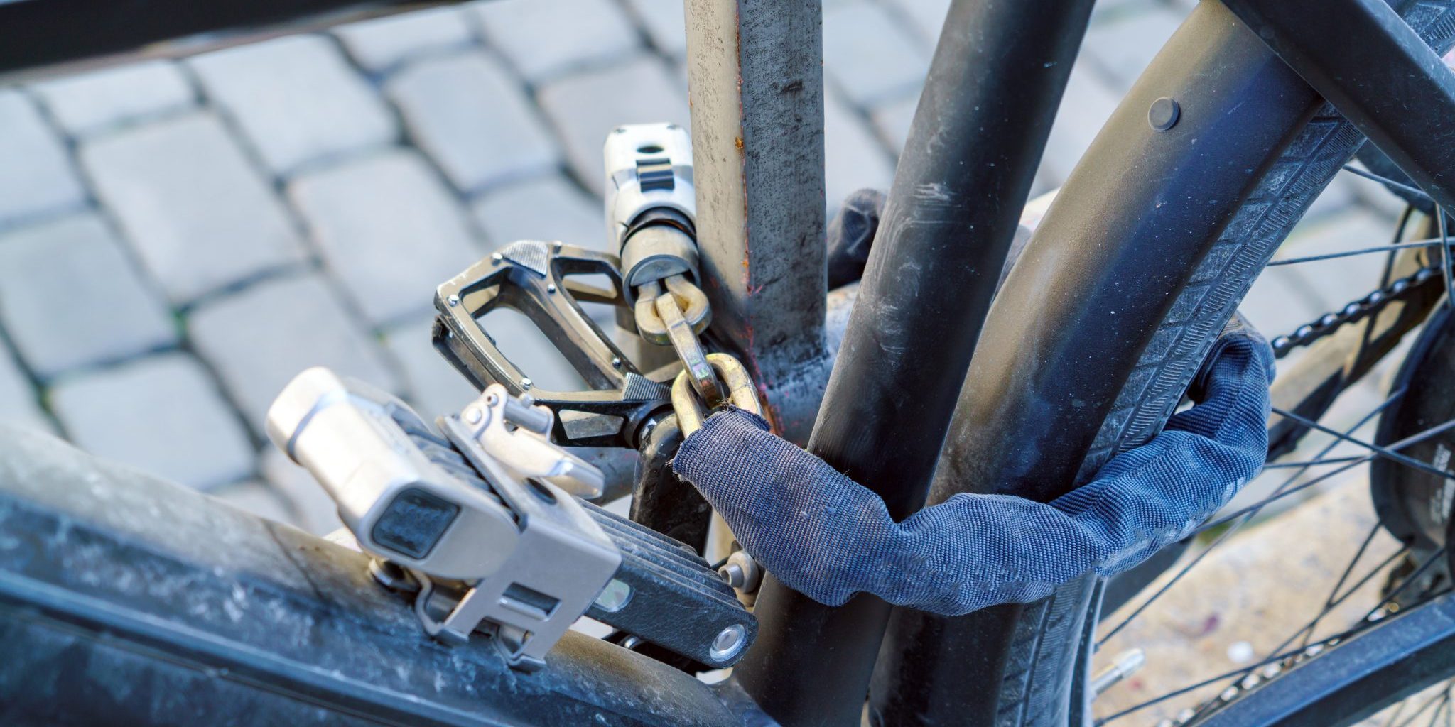 E-Bike angeschlossen mit Kettenschloss an Metallfahrradständer