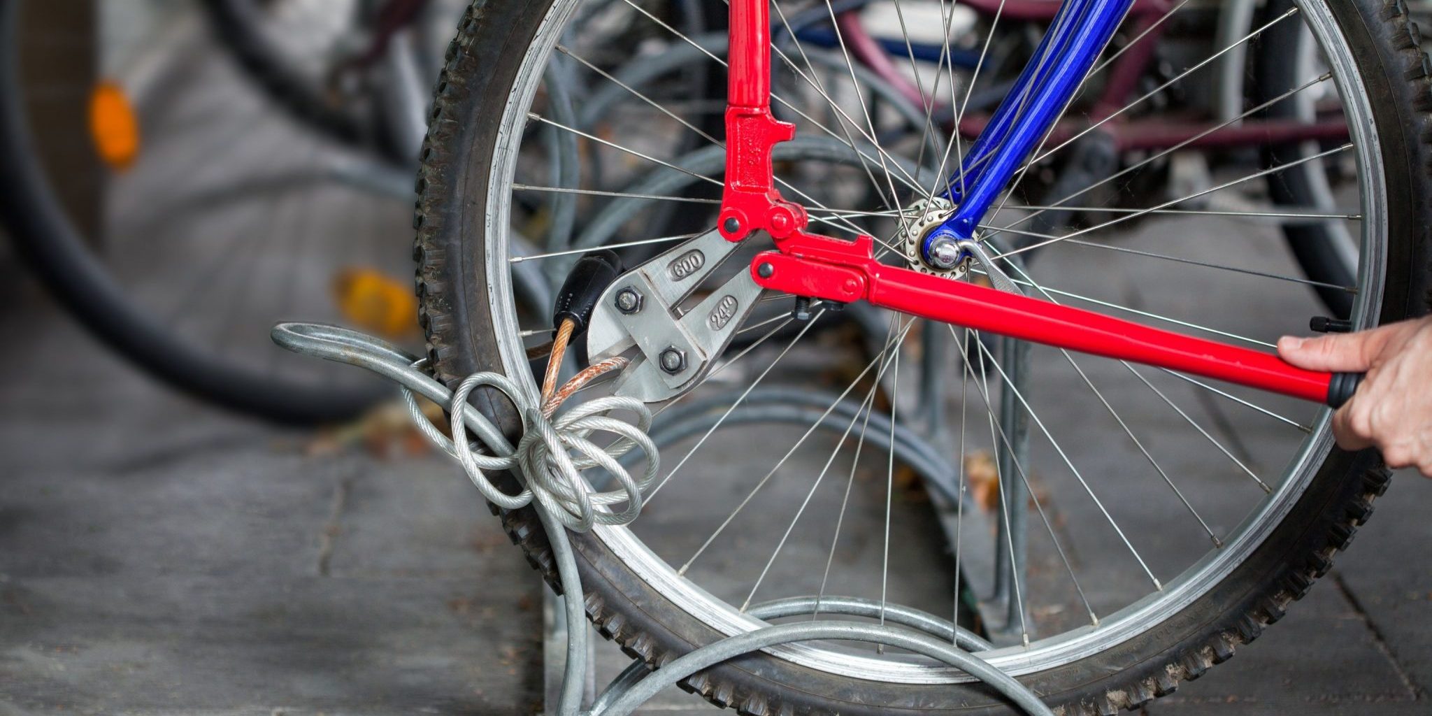 Fahrradschloss an Vorderrad wird mit Zange geknackt