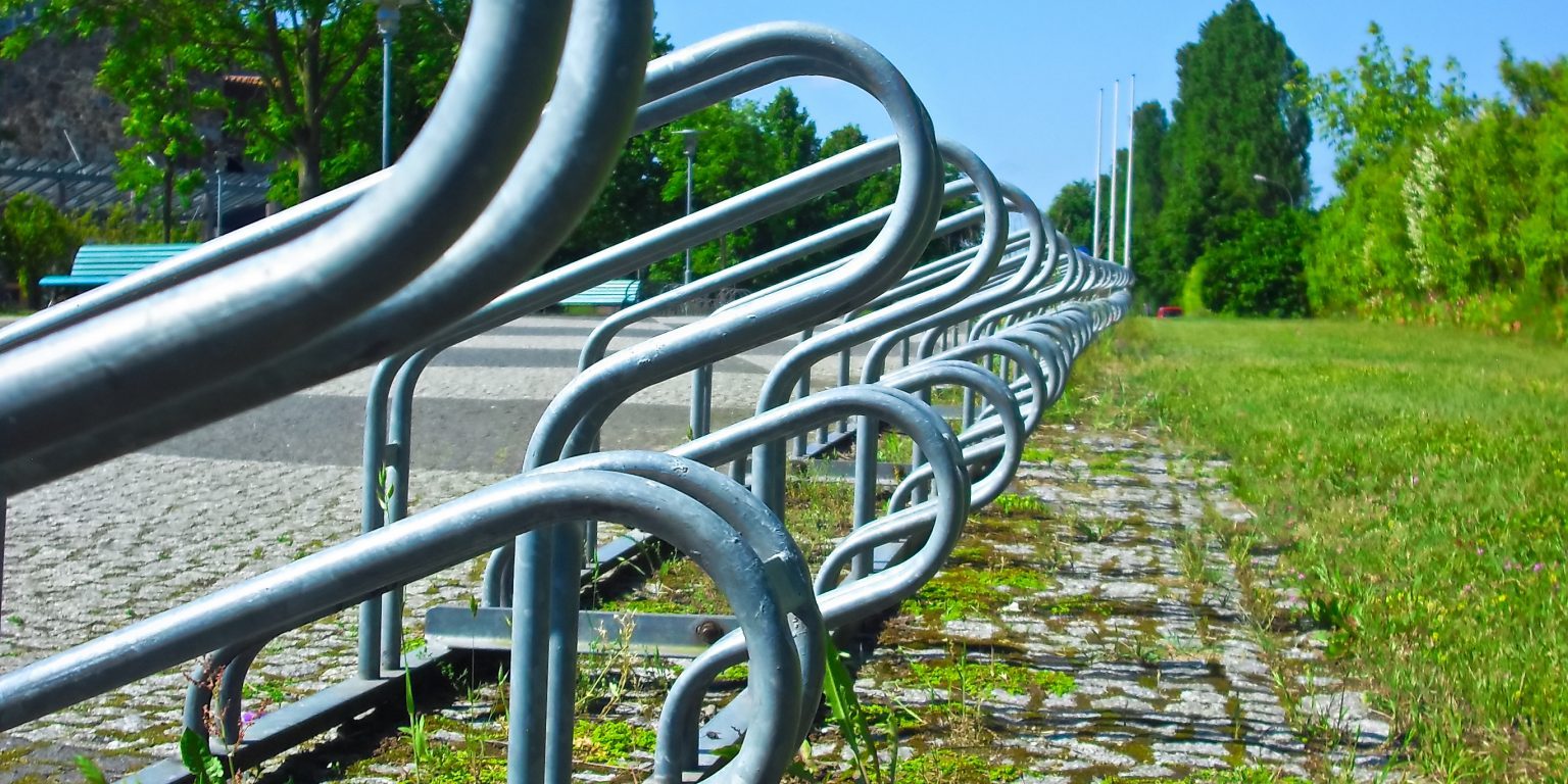 Fahrradständer aus Metall vor einer Schule