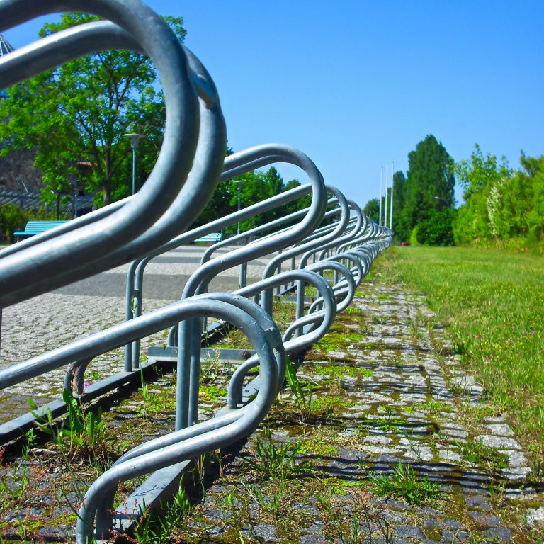Fahrradständer aus Metall vor einer Schule