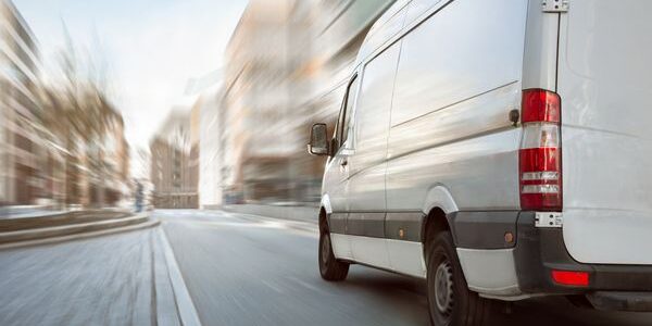 Transporter fährt auf der Straße