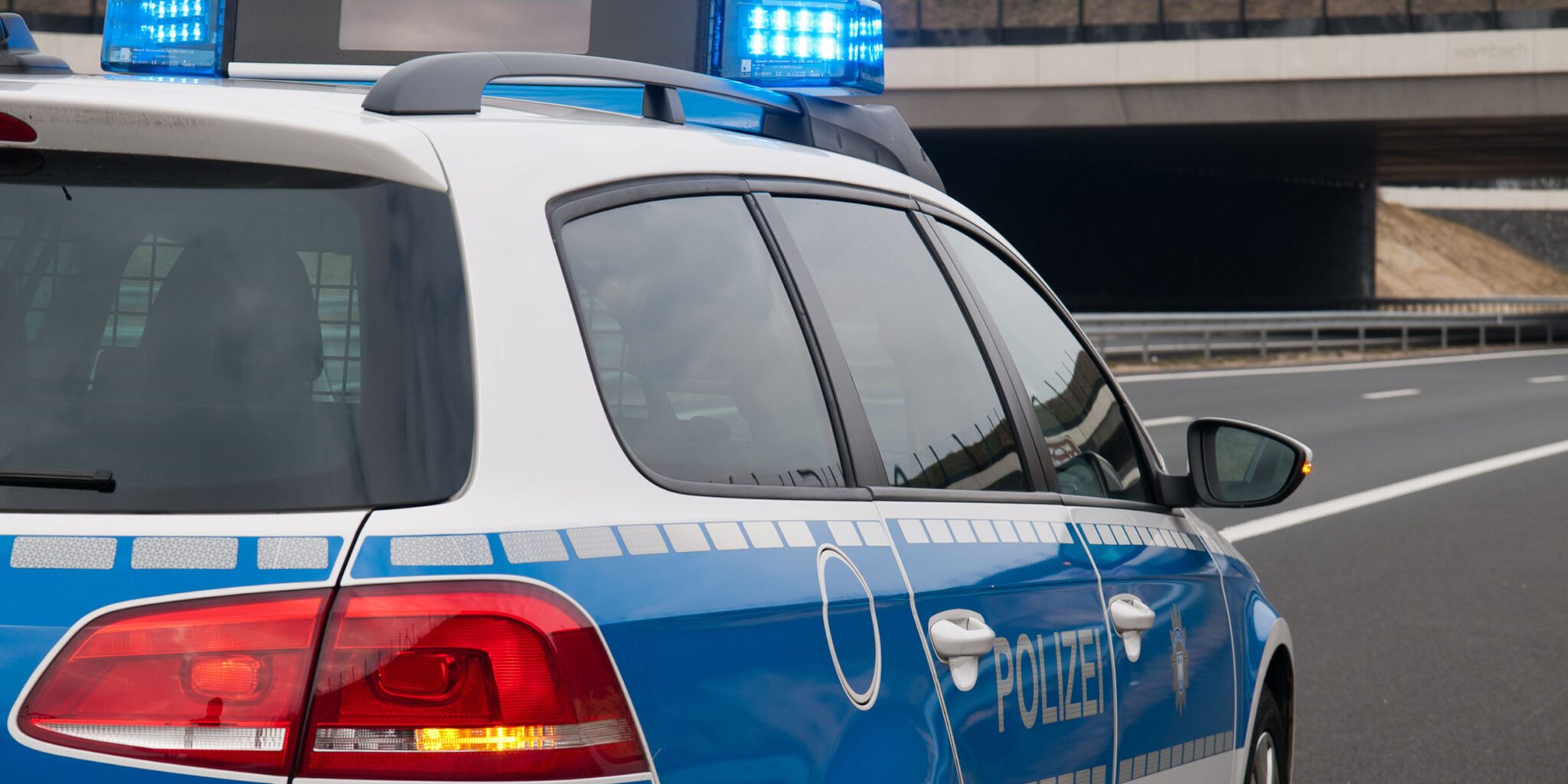 Polizei Auto fährt auf der Autobahn