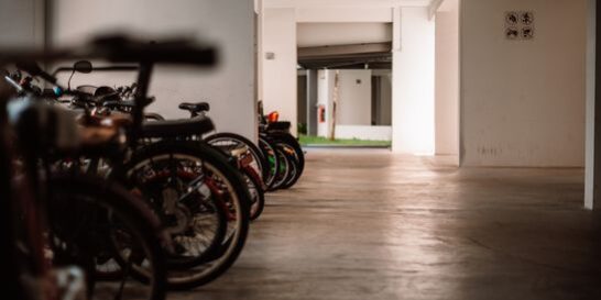 Fahrräder stehen im Keller