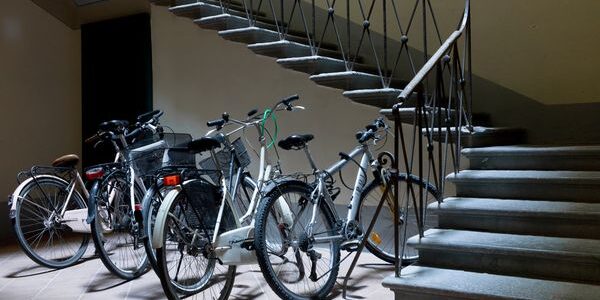 Fahrräder stehen im Keller