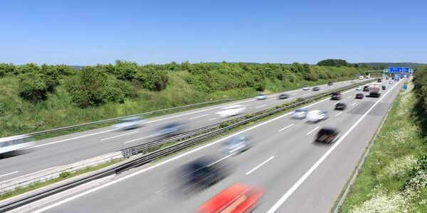 Autos fahren auf Autobahn