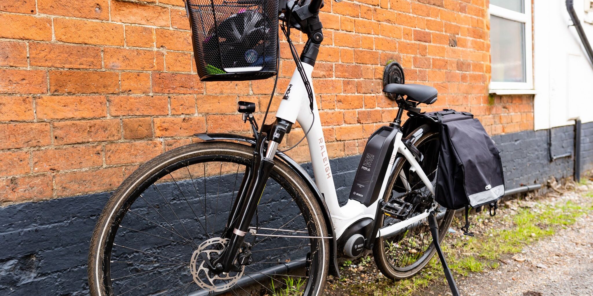 E-Bike steht an einer Mauer